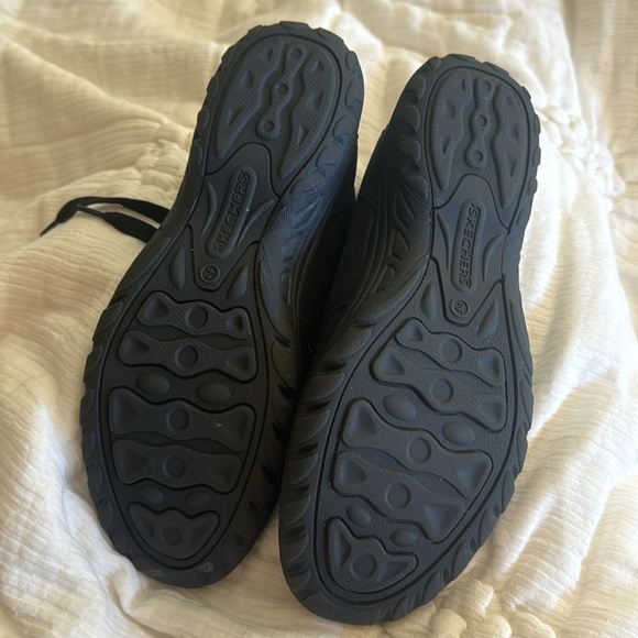 Skechers Relaxed fit air cooled memory foam women’s bootie ankle boot size 7.5 - Picture 8 of 8